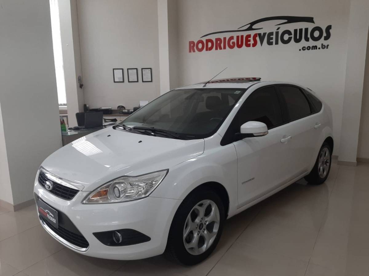 FORD - FOCUS - 2012/2013 - Branca - R$ 49.900,00