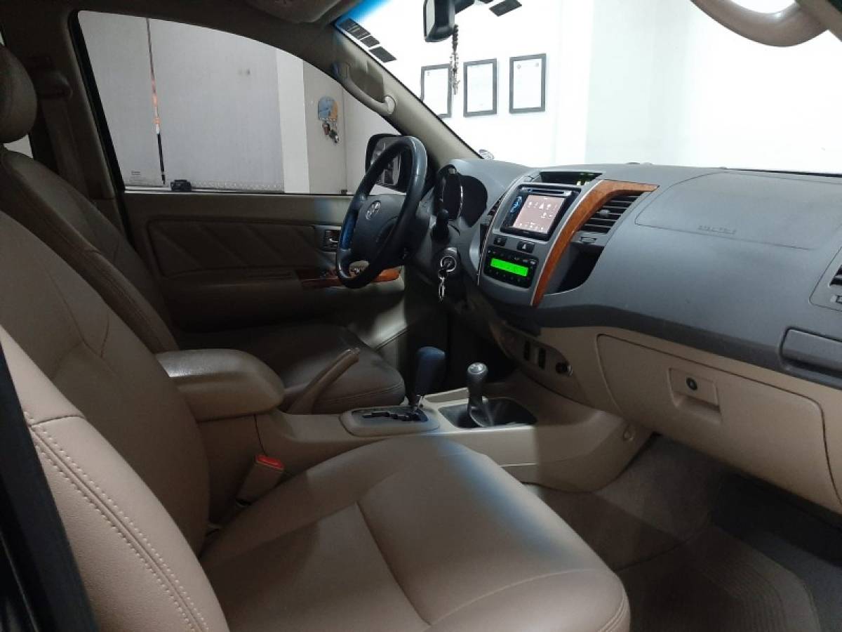 TOYOTA - HILUX SW4 - 2010/2011 - Preta - R$ 119.900,00