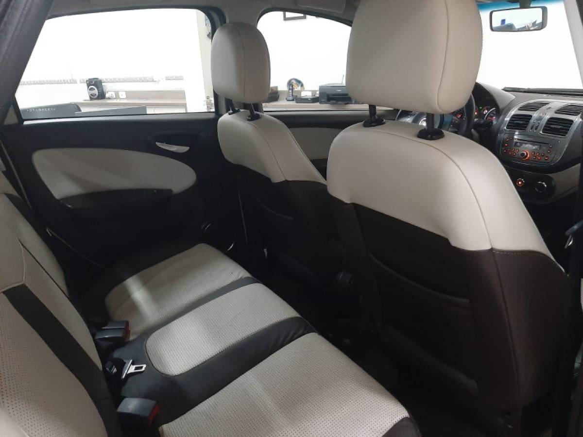 FIAT - GRAND SIENA - 2015/2015 - Branca - R$ 47.900,00