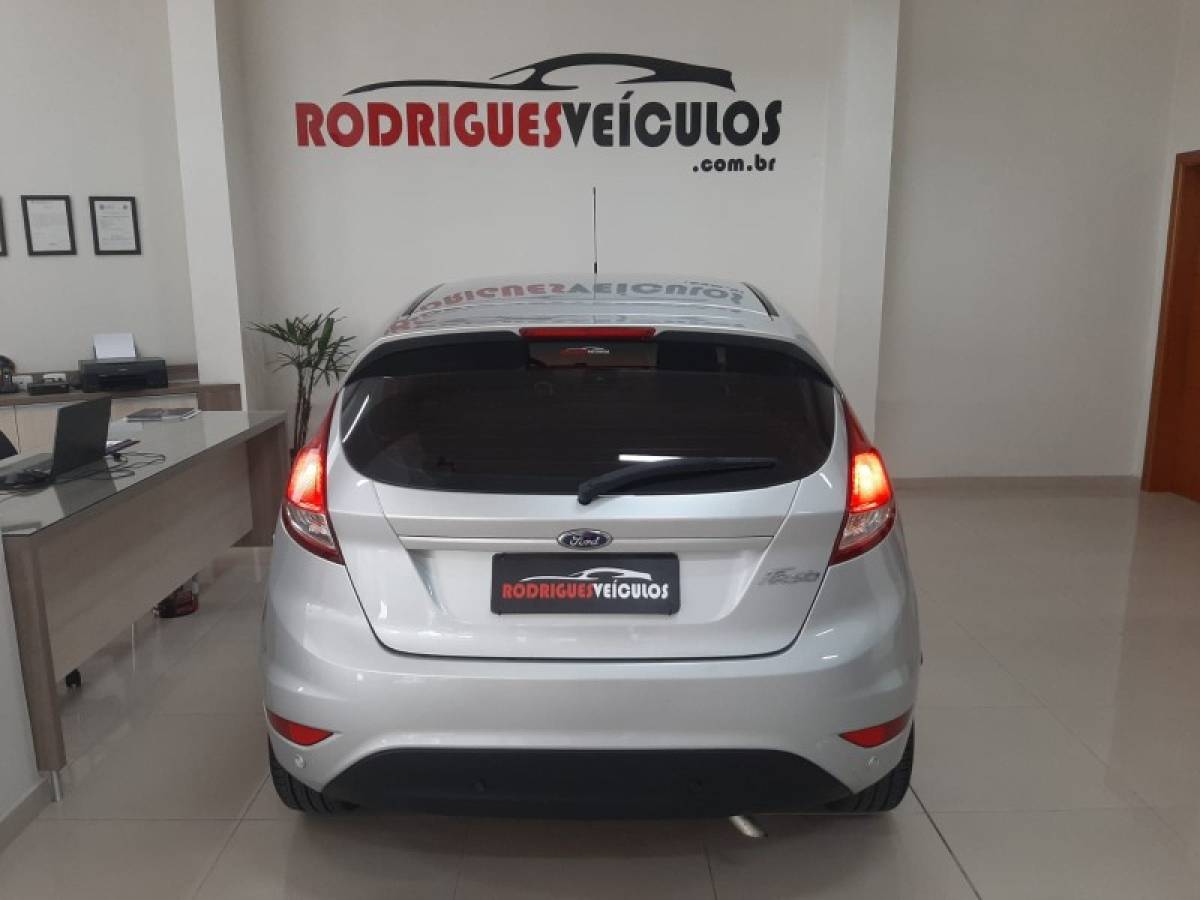 FORD - FIESTA - 2017/2017 - Prata - R$ 54.900,00