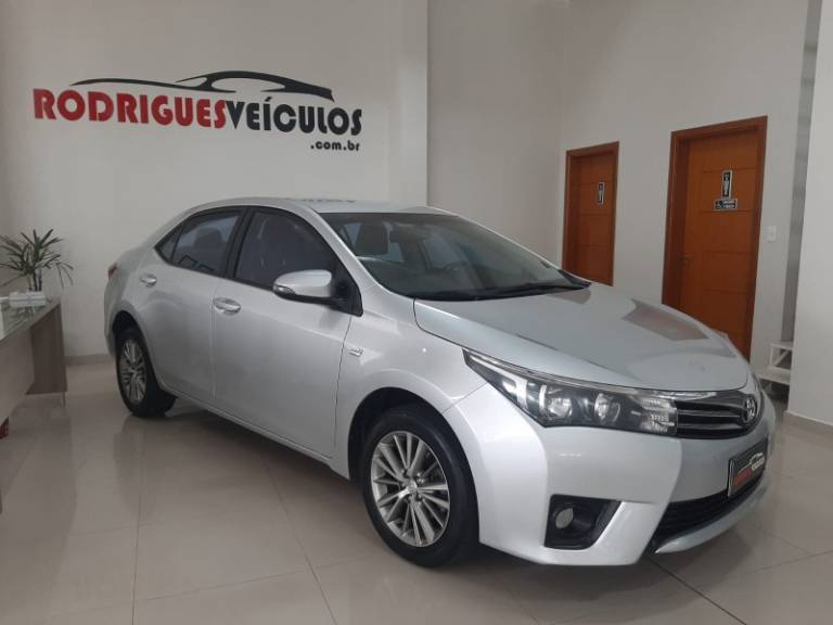 TOYOTA - COROLLA - 2014/2015 - Prata - R$ 87.900,00