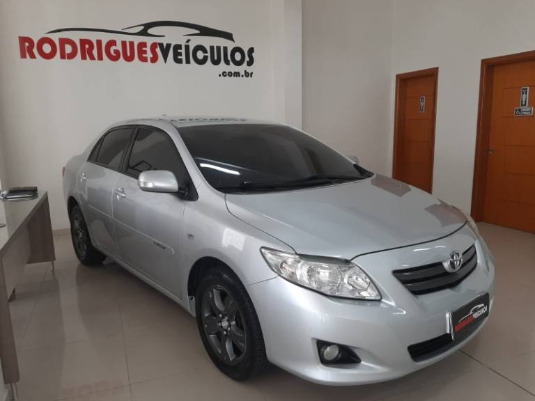 TOYOTA - COROLLA - 2009/2010 - Prata - R$ 54.900,00