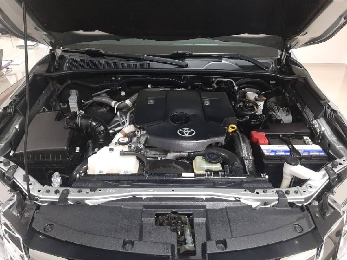 TOYOTA - HILUX SW4 - 2018/2018 - Prata - R$ 229.900,00
