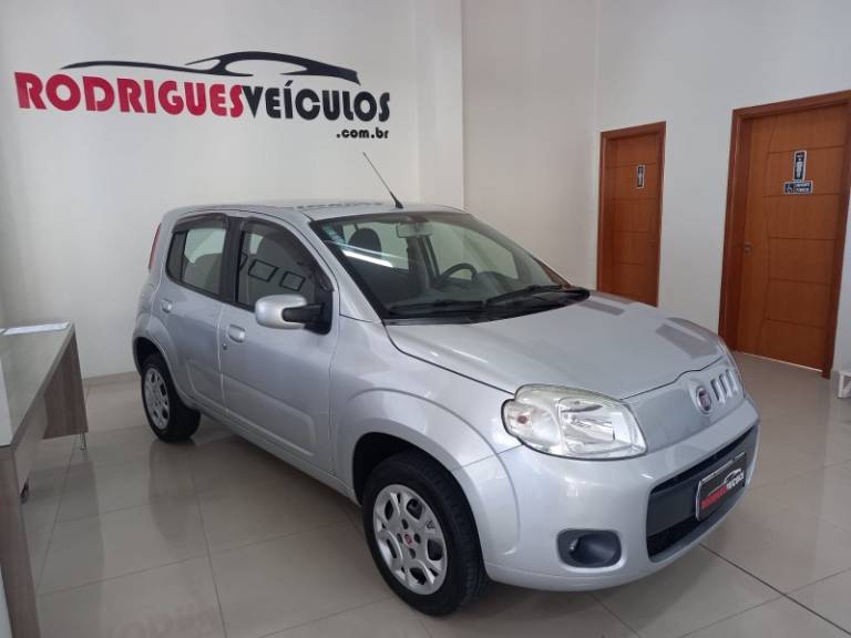 FIAT - UNO - 2010/2011 - Prata - R$ 28.900,00