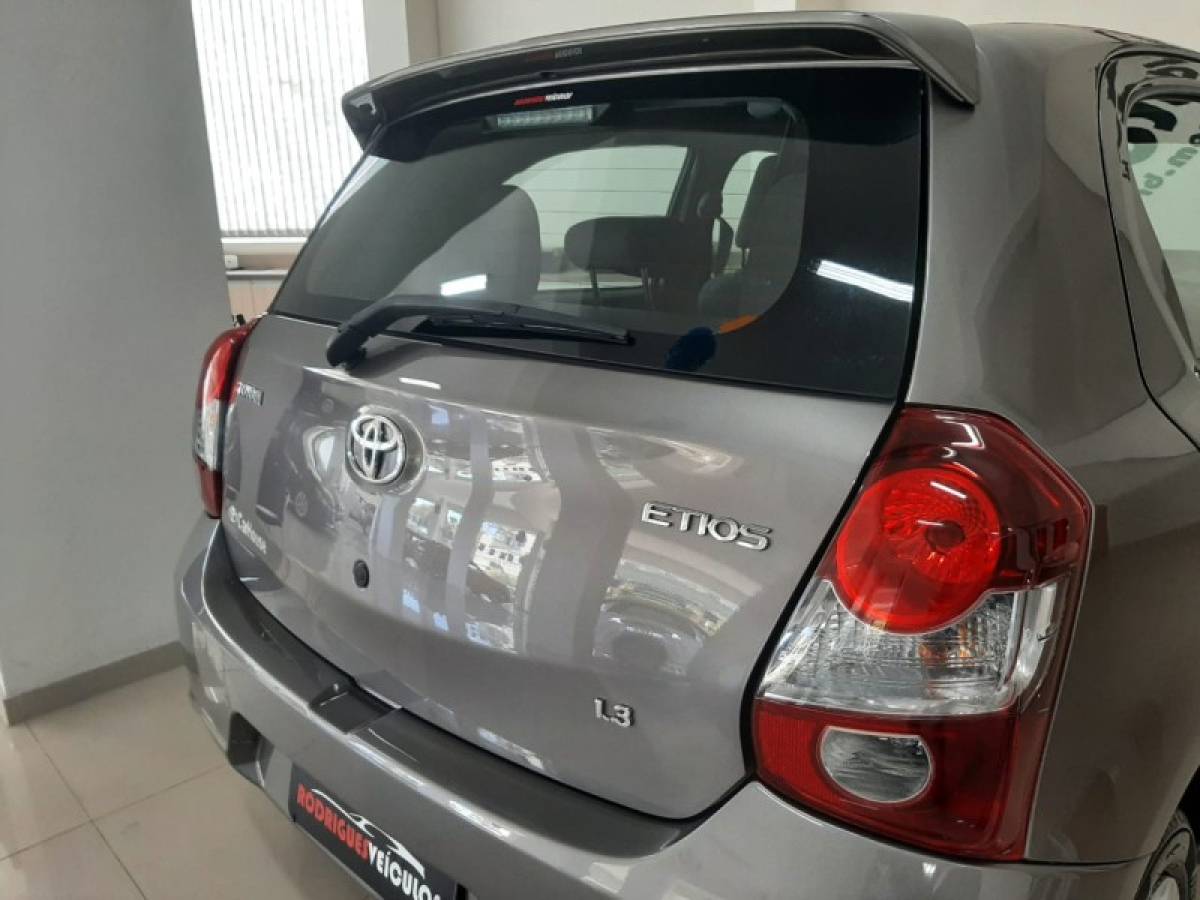 TOYOTA - ETIOS - 2018/2019 - Cinza - R$ 64.900,00