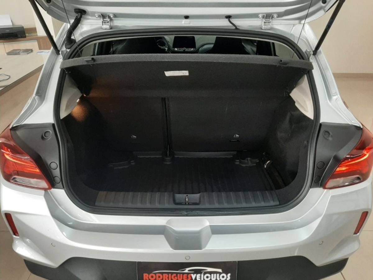 CHEVROLET - ONIX - 2023/2023 - Prata - R$ 82.900,00