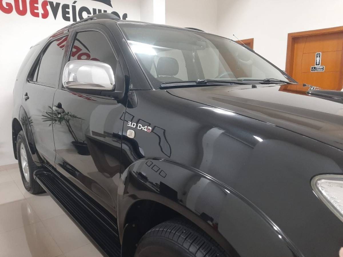 TOYOTA - HILUX SW4 - 2010/2011 - Preta - R$ 119.900,00