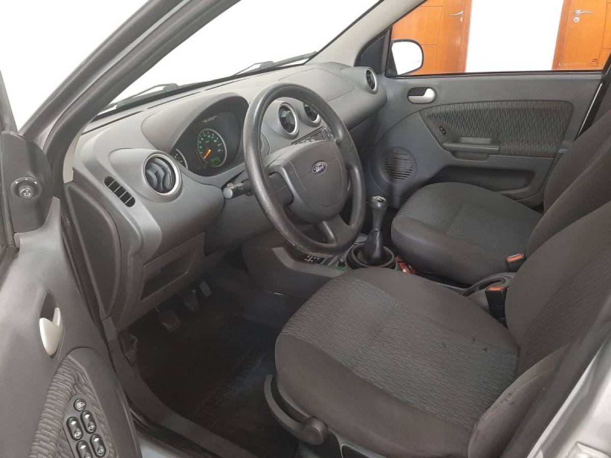 FORD - FIESTA - 2005/2005 - Prata - R$ 24.900,00