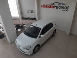 TOYOTA - ETIOS - 2016/2017 - Branca - R$ 59.900,00