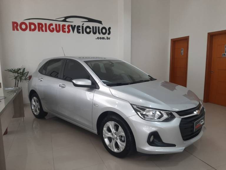 CHEVROLET - ONIX - 2023/2023 - Prata - R$ 82.900,00