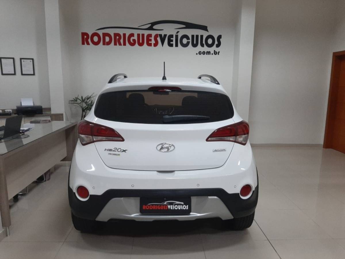 HYUNDAI - HB20X - 2016/2017 - Branca - R$ 69.900,00