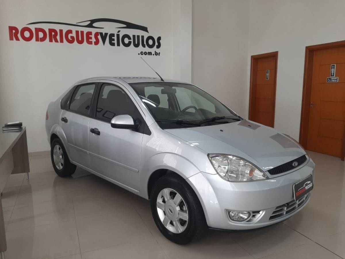 FORD - FIESTA - 2005/2005 - Prata - R$ 24.900,00