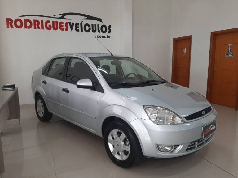FORD - FIESTA - 2005/2005 - Prata - R$ 24.900,00