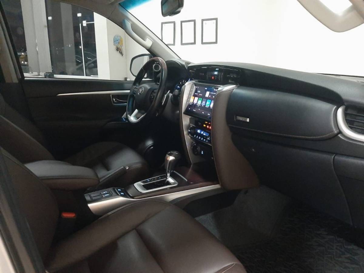 TOYOTA - HILUX SW4 - 2018/2018 - Prata - R$ 229.900,00