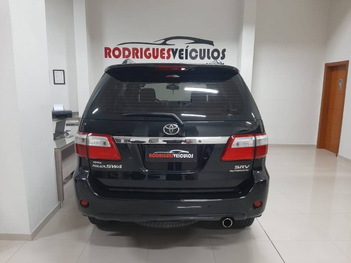 TOYOTA - HILUX SW4 - 2010/2011 - Preta - R$ 119.900,00