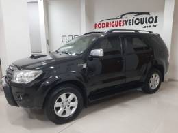 TOYOTA - HILUX SW4 - 2010/2011 - Preta - R$ 119.900,00