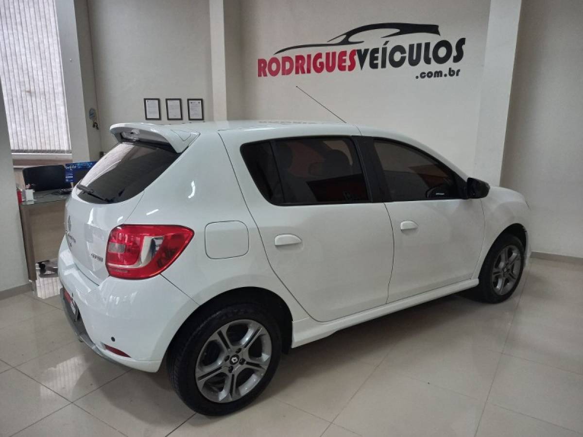 RENAULT - SANDERO - 2017/2018 - Branca - R$ 54.900,00