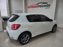 RENAULT - SANDERO - 2017/2018 - Branca - R$ 54.900,00