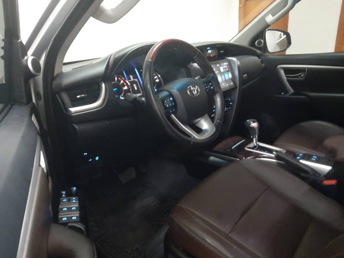 TOYOTA - HILUX SW4 - 2018/2018 - Prata - R$ 229.900,00