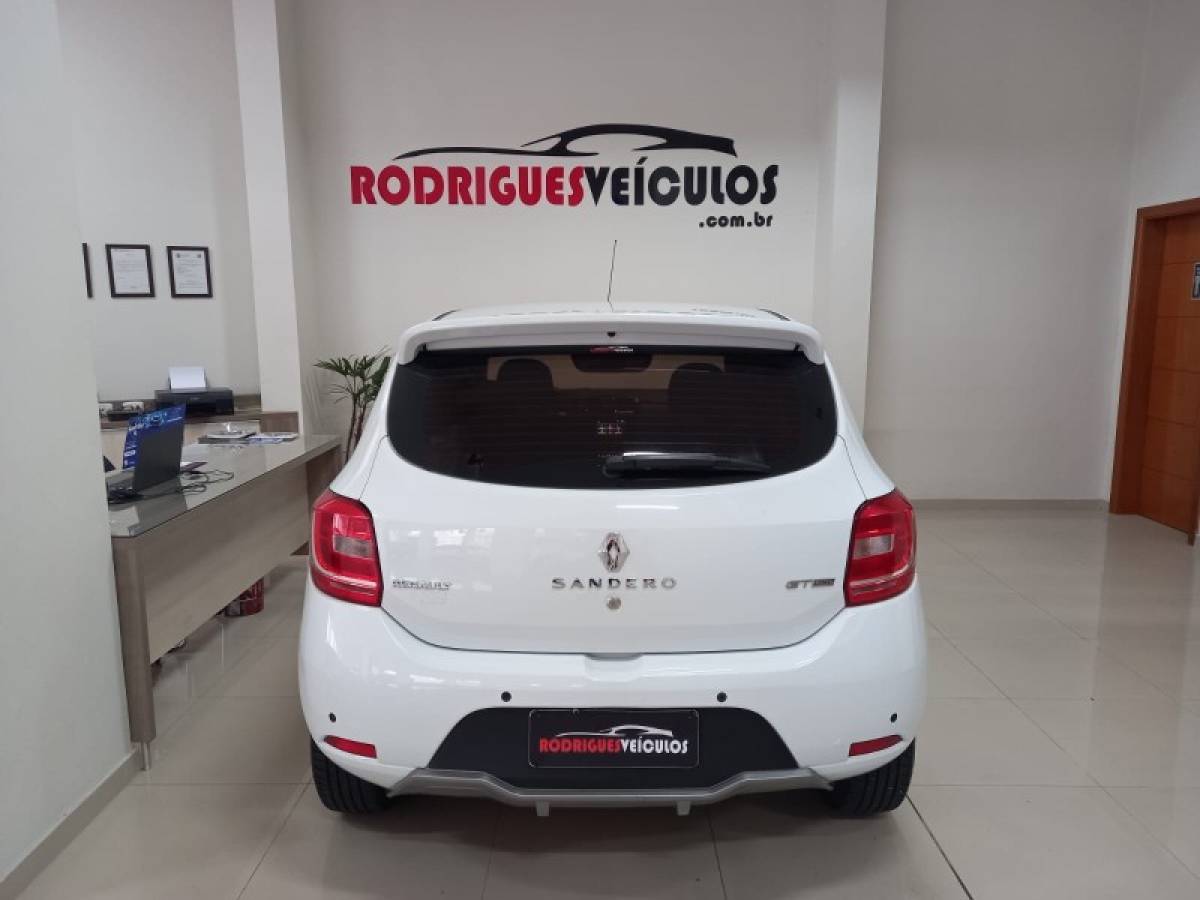 RENAULT - SANDERO - 2017/2018 - Branca - R$ 54.900,00