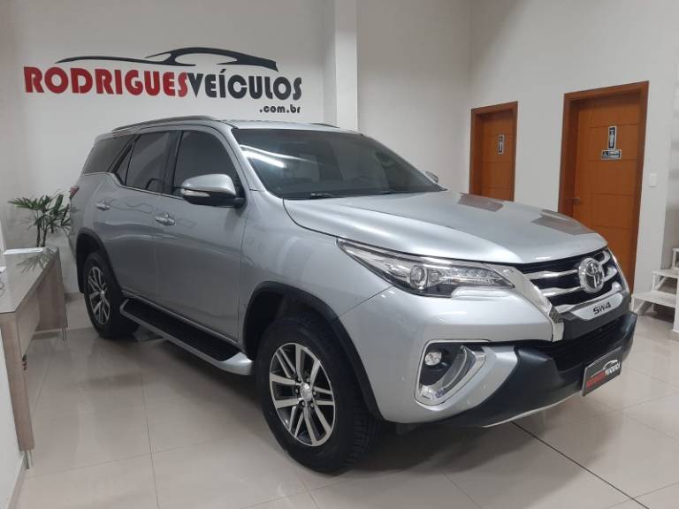 TOYOTA - HILUX SW4 - 2018/2018 - Prata - R$ 229.900,00