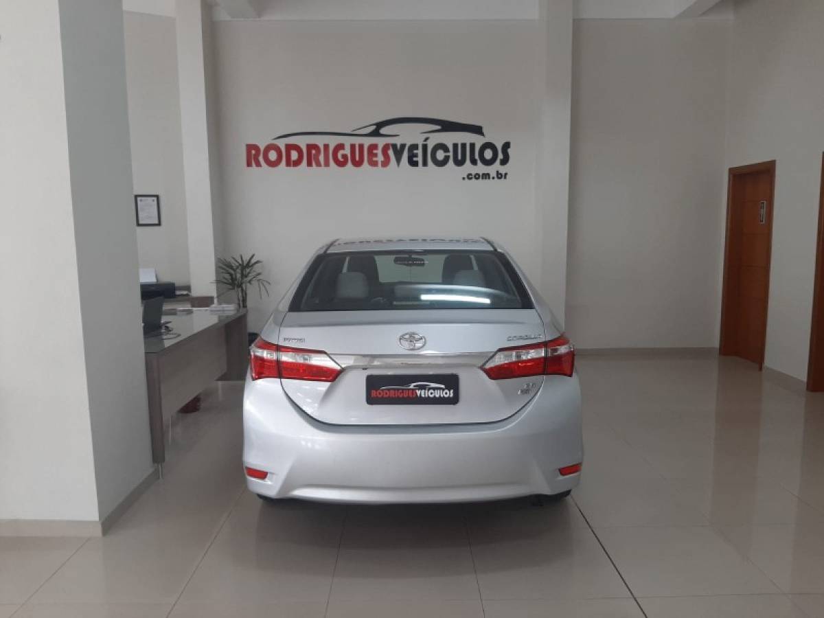 TOYOTA - COROLLA - 2014/2015 - Prata - R$ 87.900,00