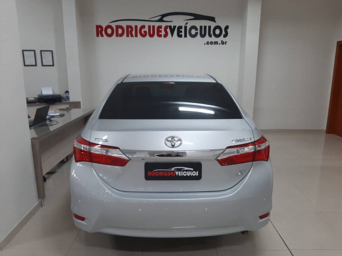 TOYOTA - COROLLA - 2016/2017 - Prata - R$ 92.900,00