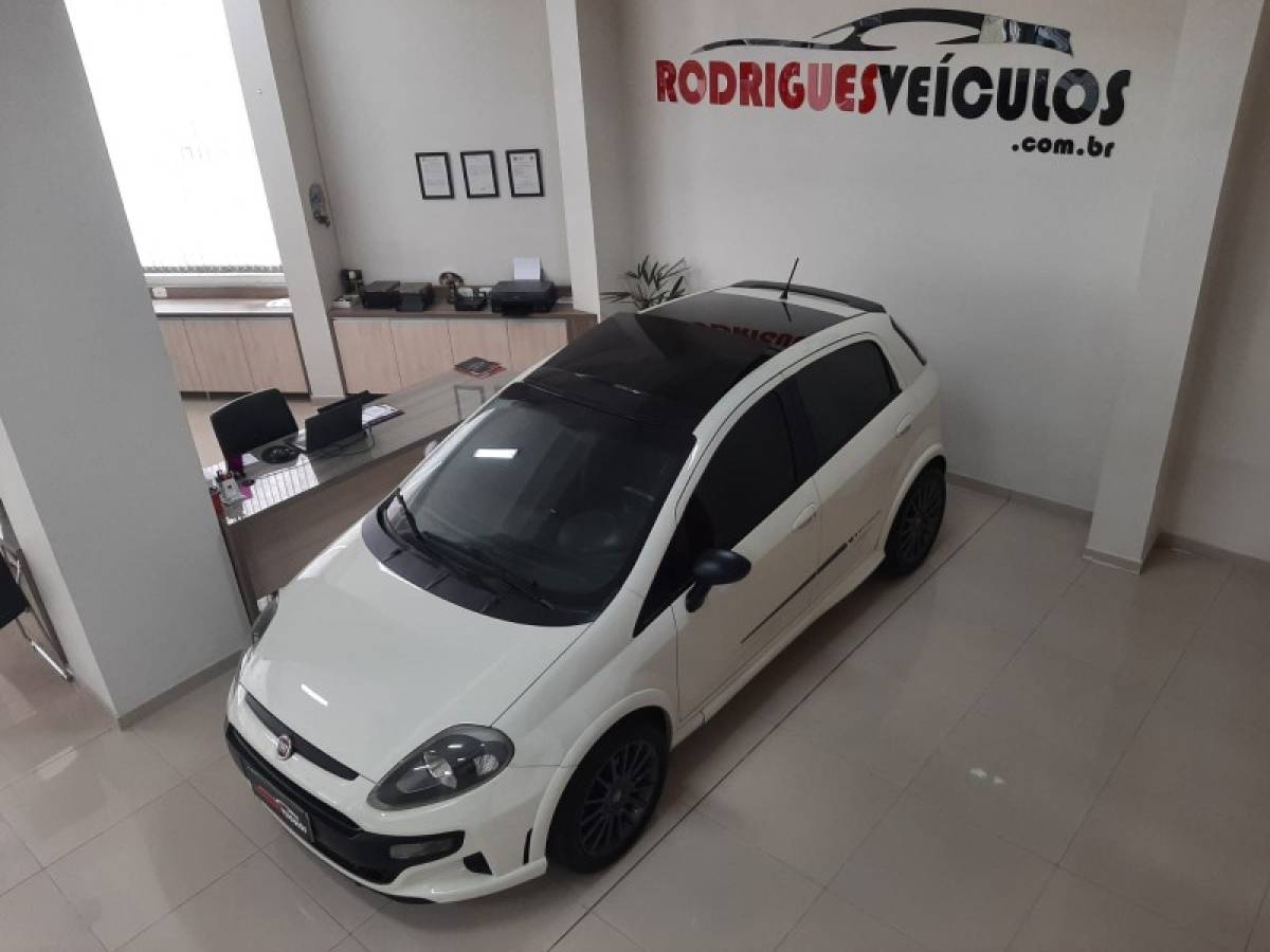 FIAT - PUNTO - 2014/2015 - Branca - R$ 57.900,00