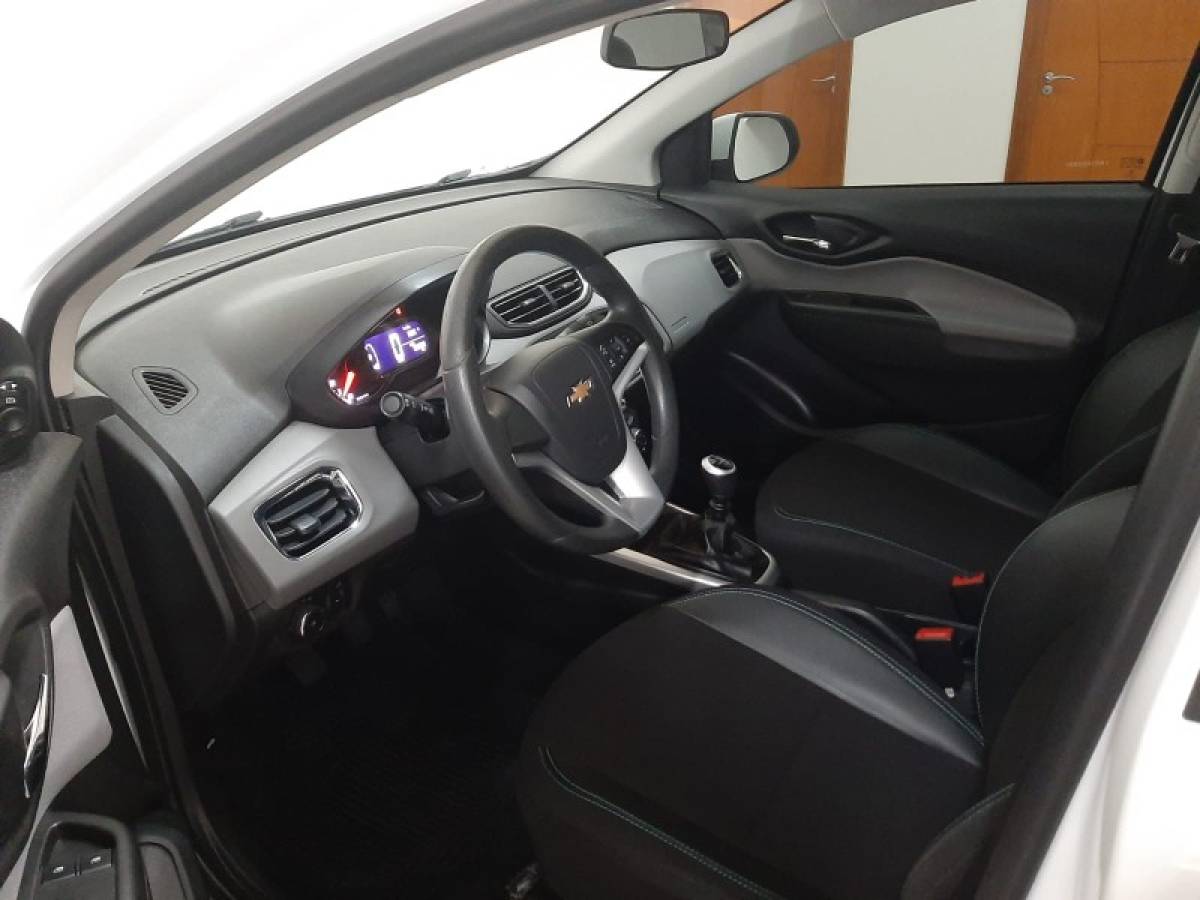 CHEVROLET - ONIX - 2018/2019 - Branca - R$ 62.900,00