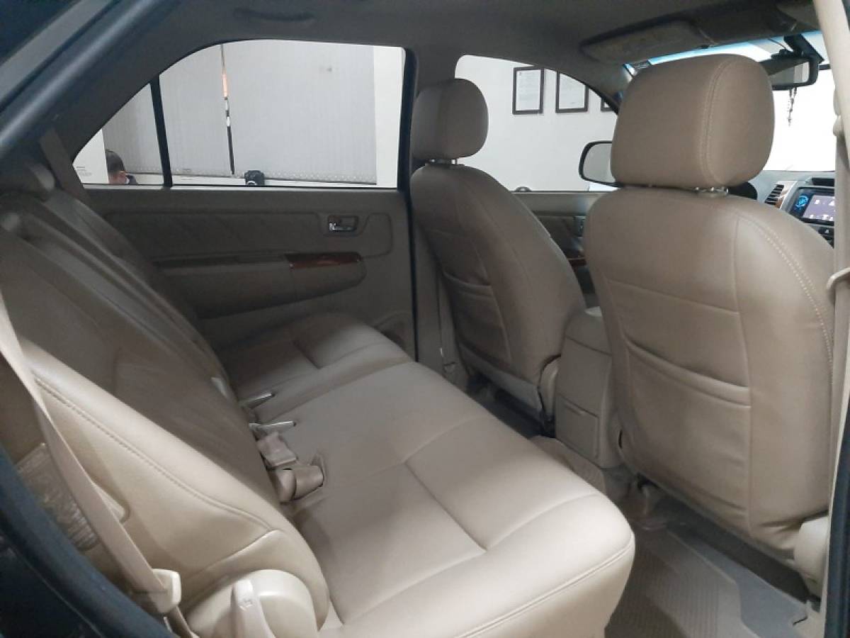 TOYOTA - HILUX SW4 - 2010/2011 - Preta - R$ 119.900,00