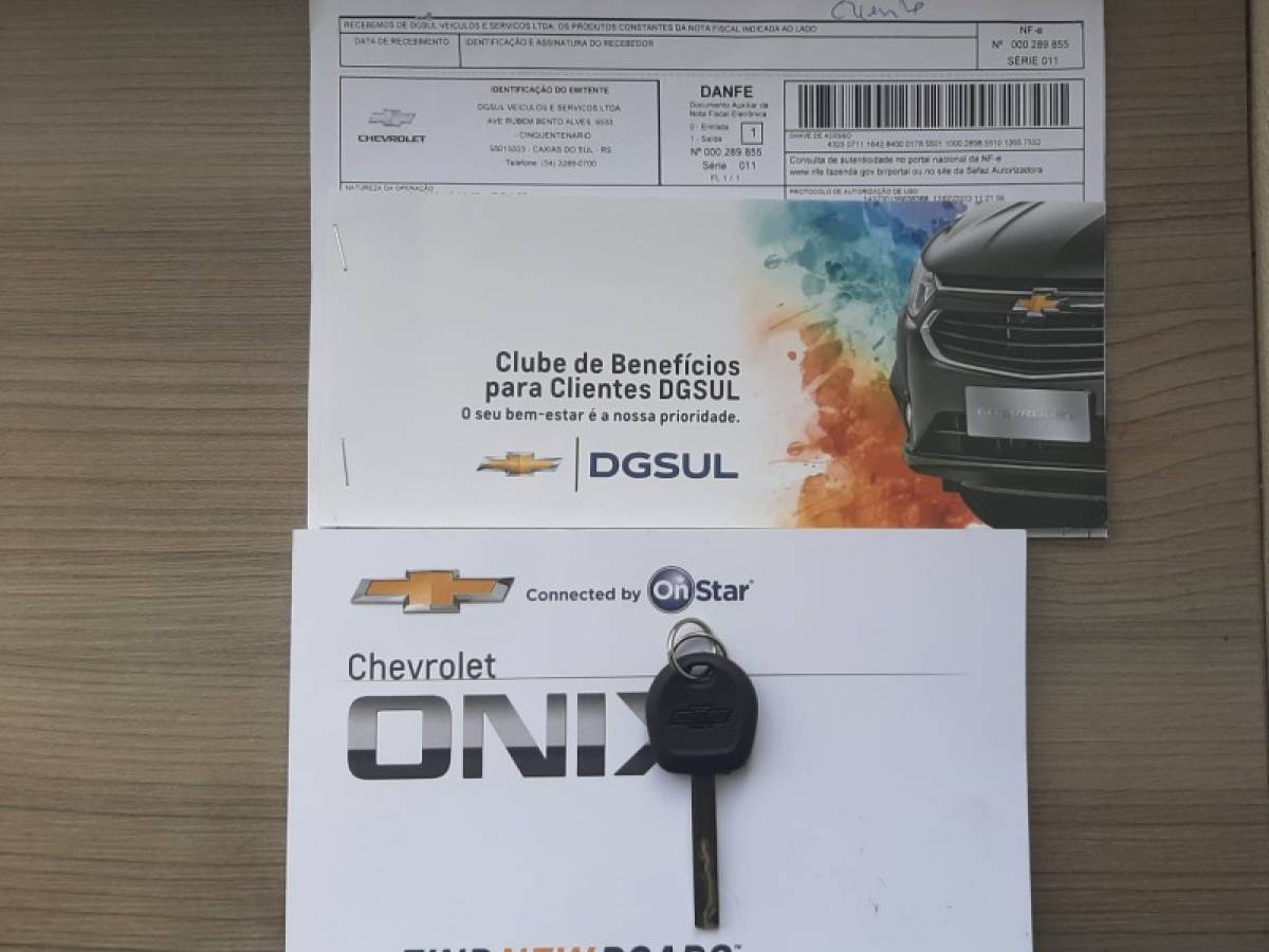 CHEVROLET - ONIX - 2023/2023 - Prata - R$ 82.900,00