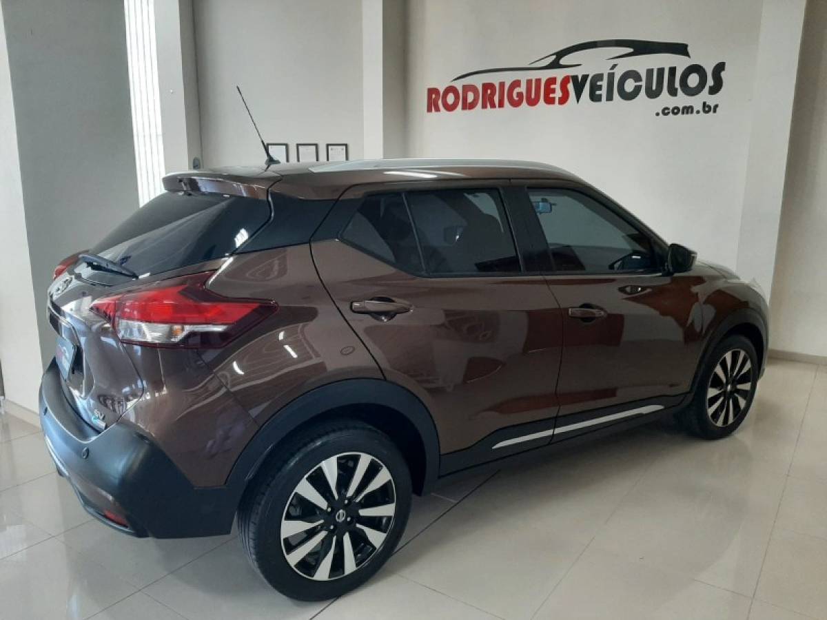NISSAN - KICKS - 2017/2018 - Marrom - R$ 79.900,00