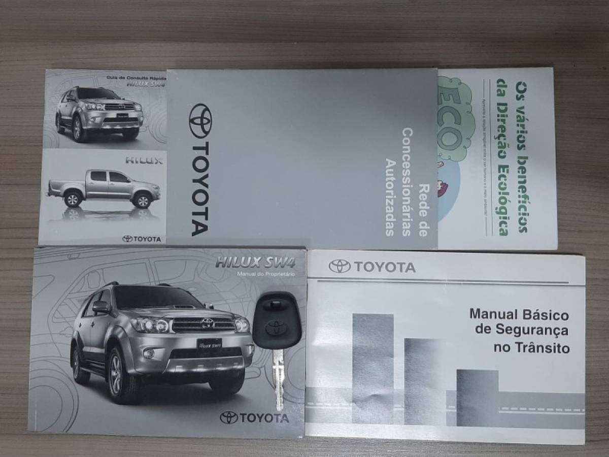 TOYOTA - HILUX SW4 - 2010/2011 - Preta - R$ 119.900,00