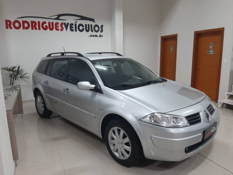 RENAULT - MÉGANE - 2011/2012 - Prata - R$ 34.900,00
