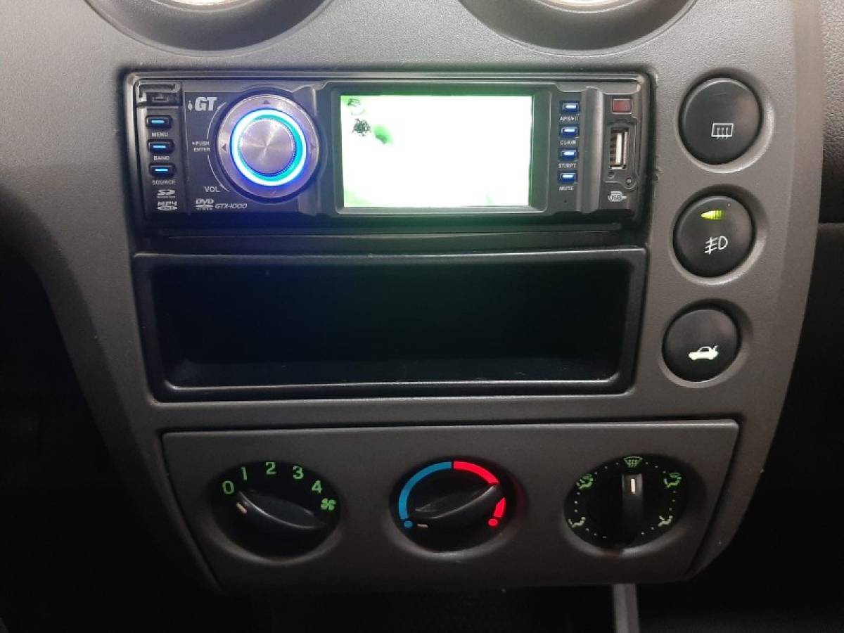 FORD - FIESTA - 2005/2005 - Prata - R$ 24.900,00