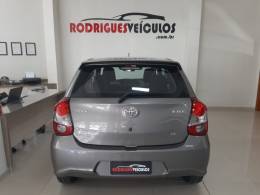 TOYOTA - ETIOS - 2018/2019 - Cinza - R$ 64.900,00