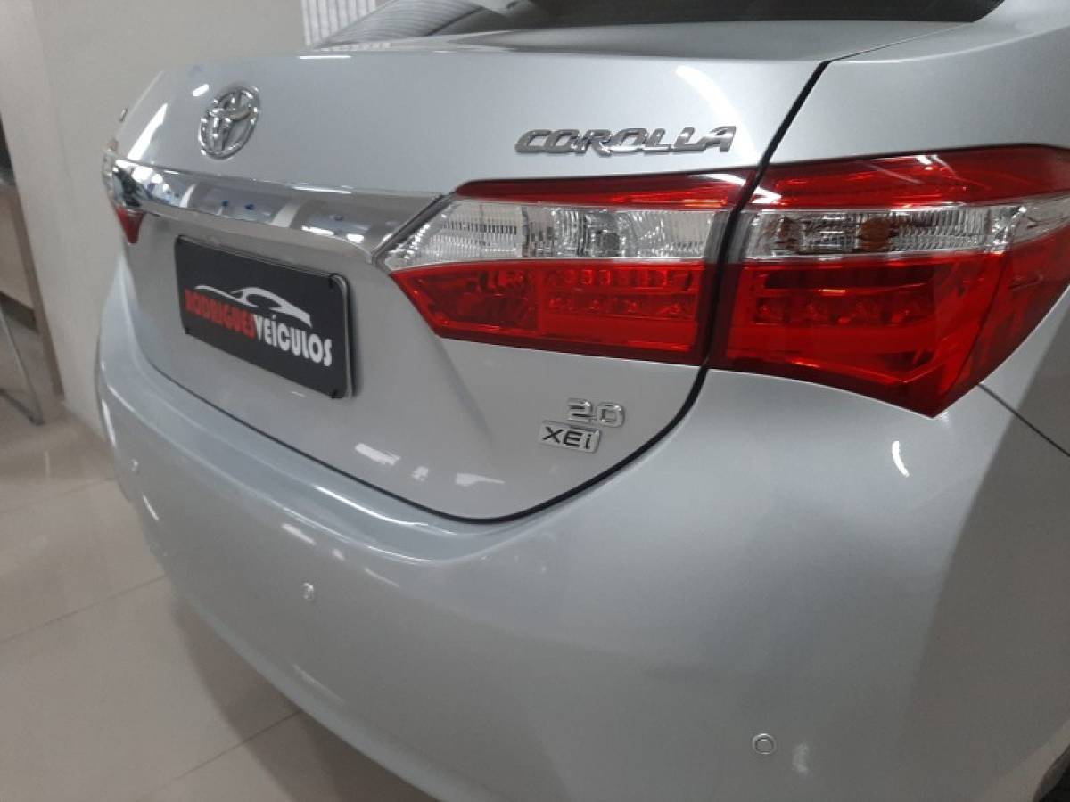 TOYOTA - COROLLA - 2016/2017 - Prata - R$ 92.900,00