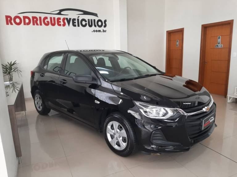 CHEVROLET - ONIX - 2021/2022 - Preta - R$ 68.900,00