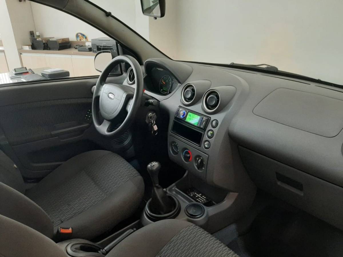 FORD - FIESTA - 2005/2005 - Prata - R$ 24.900,00