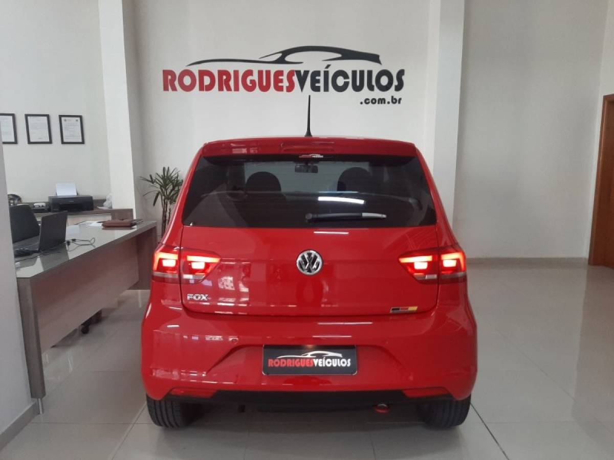 VOLKSWAGEN - FOX - 2014/2015 - Vermelha - R$ 49.900,00