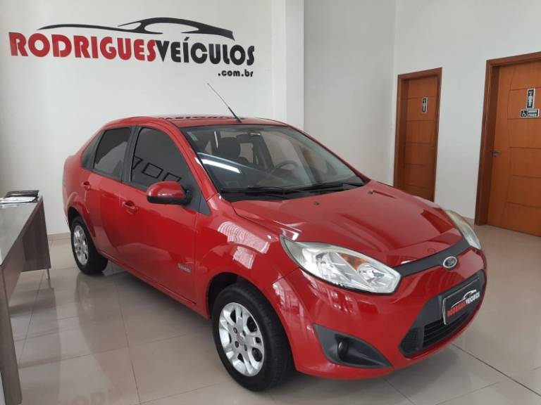FORD - FIESTA - 2012/2012 - Vermelha - R$ 32.900,00