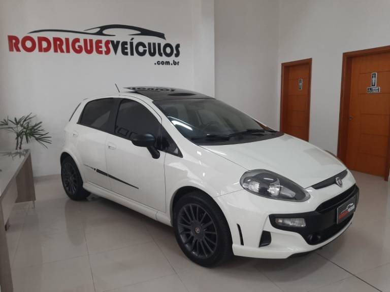 FIAT - PUNTO - 2014/2015 - Branca - R$ 57.900,00