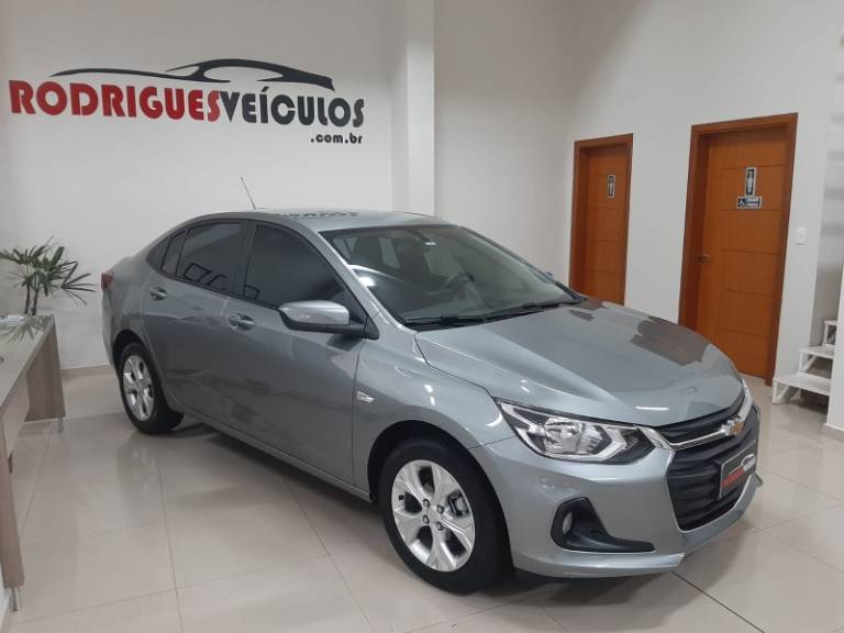 CHEVROLET - ONIX - 2023/2024 - Prata - R$ 92.900,00