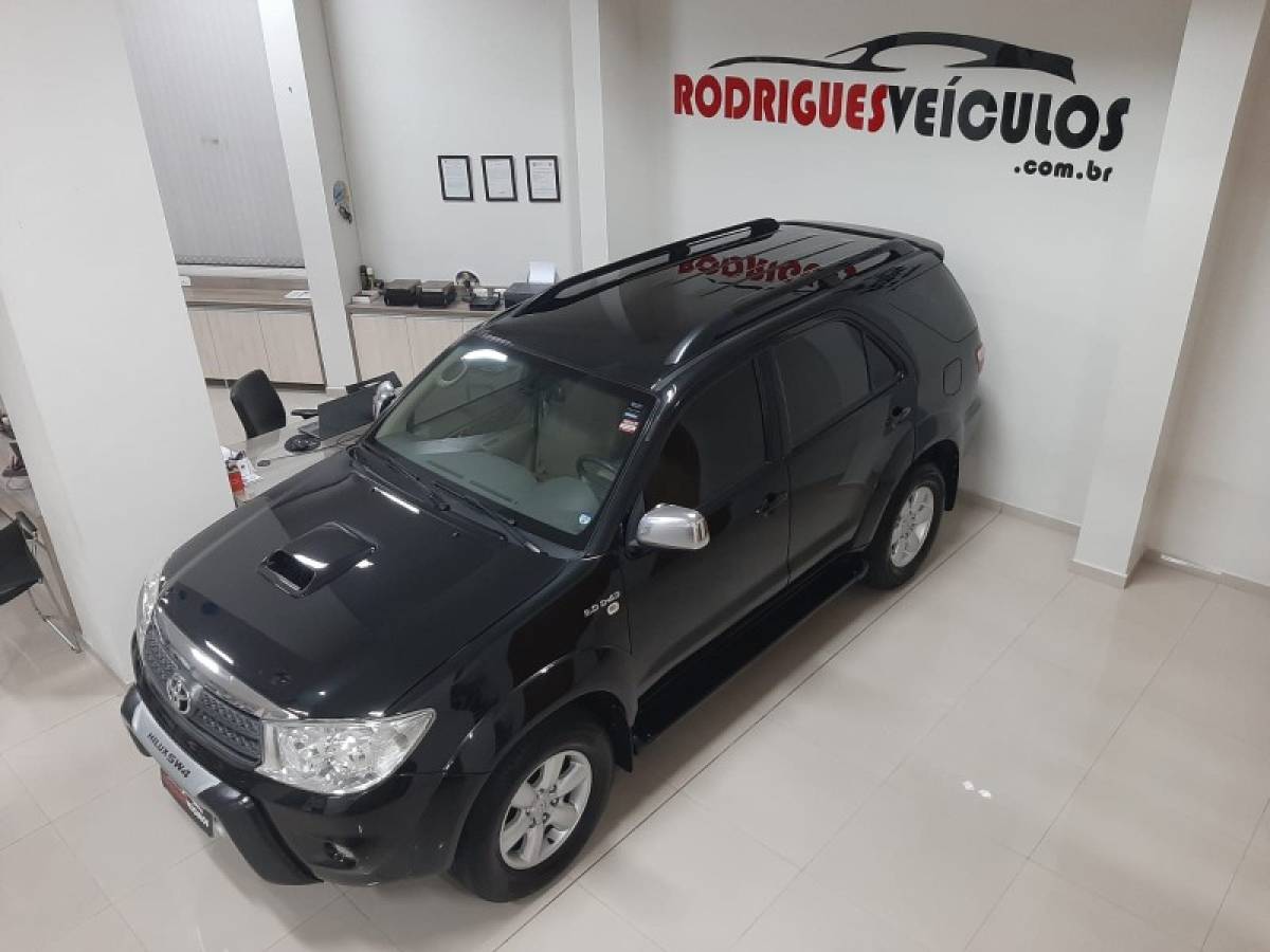 TOYOTA - HILUX SW4 - 2010/2011 - Preta - R$ 119.900,00