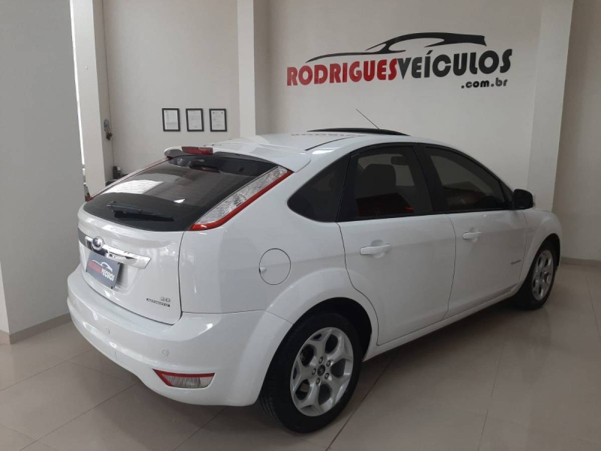 FORD - FOCUS - 2012/2013 - Branca - R$ 49.900,00