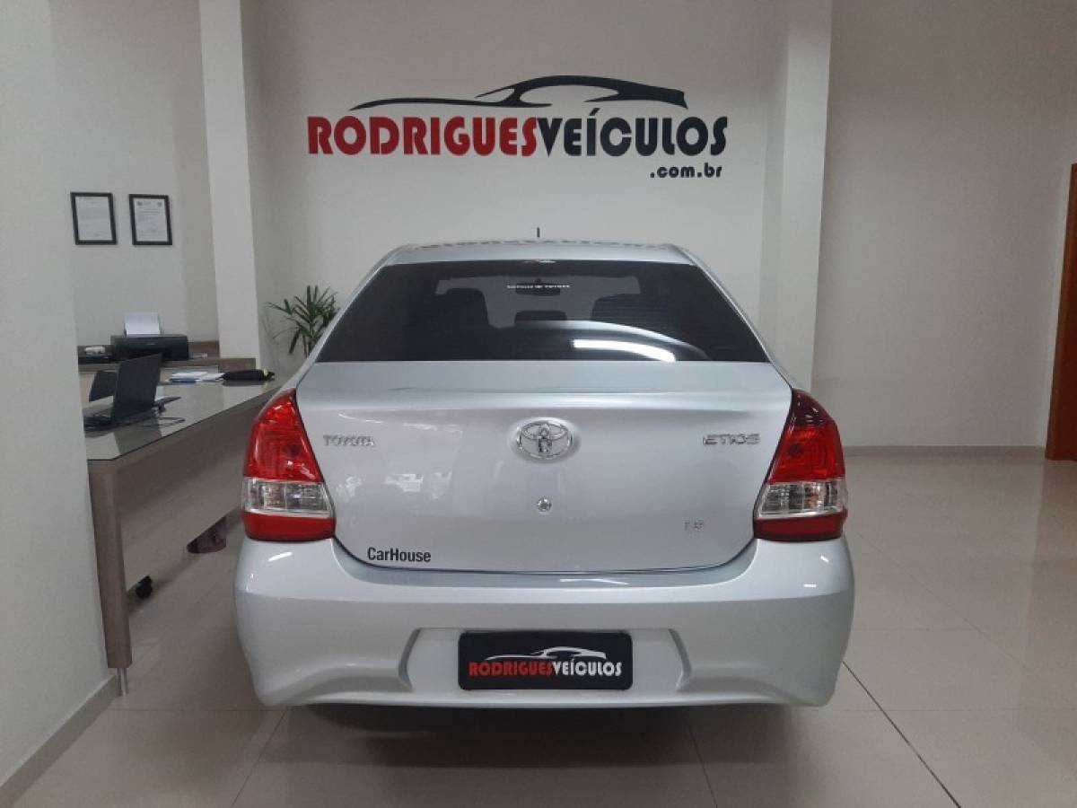 TOYOTA - ETIOS - 2020/2020 - Prata - R$ 64.900,00