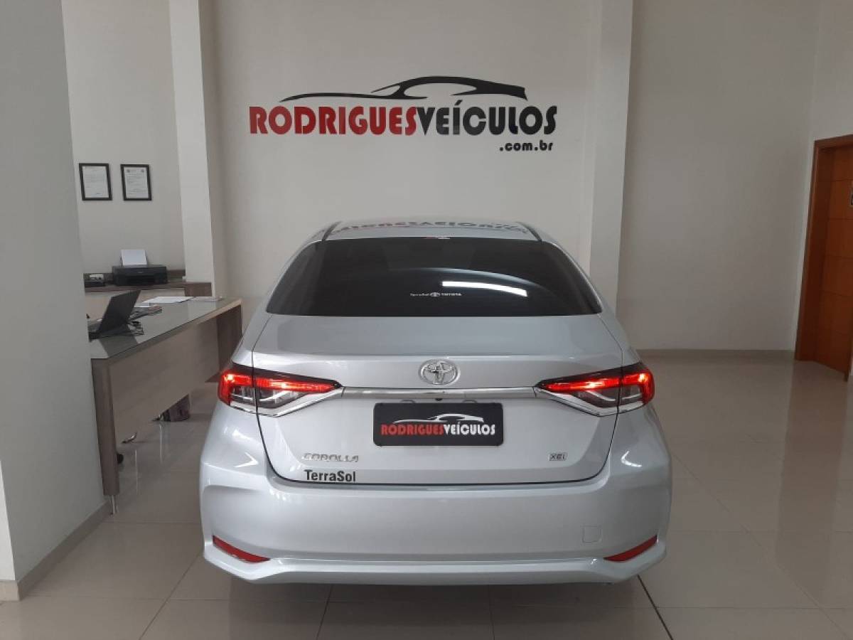 TOYOTA - COROLLA - 2020/2021 - Prata - R$ 119.990,00