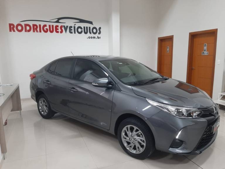 TOYOTA - YARIS - 2022/2023 - Cinza - R$ 95.900,00