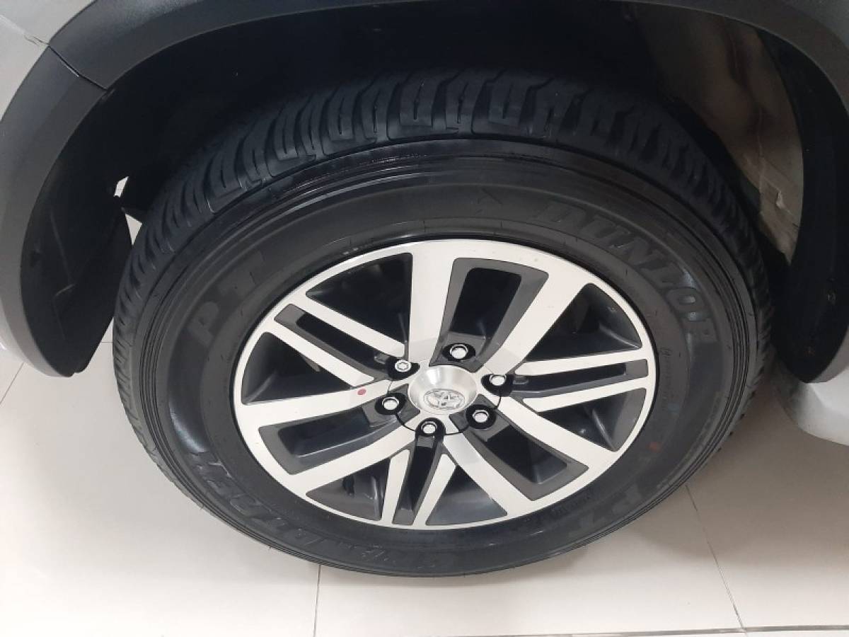 TOYOTA - HILUX SW4 - 2018/2018 - Prata - R$ 229.900,00