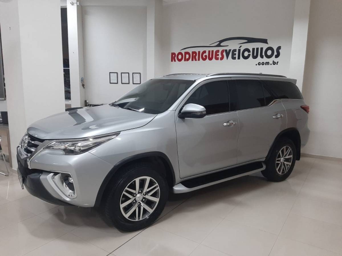 TOYOTA - HILUX SW4 - 2018/2018 - Prata - R$ 229.900,00